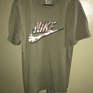 Medium size short sleeve Nike tee